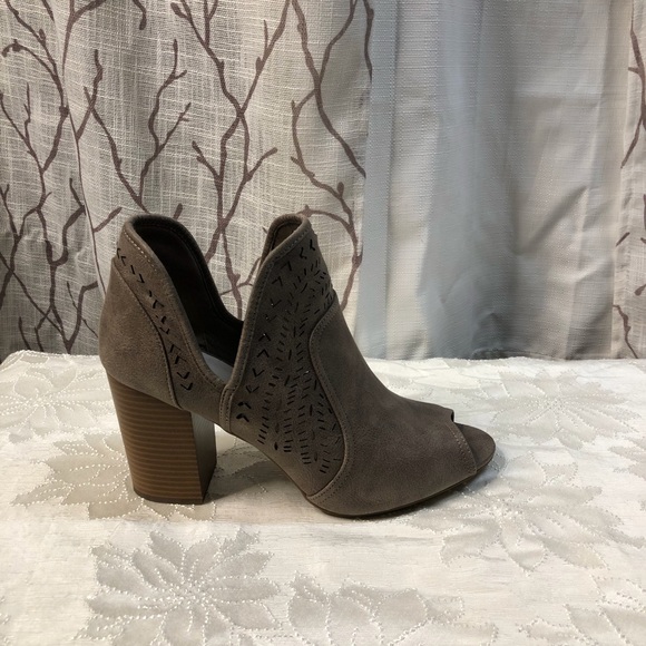 Fervid, size 10, grayish/tan cut out ankle boot. - Picture 4 of 5